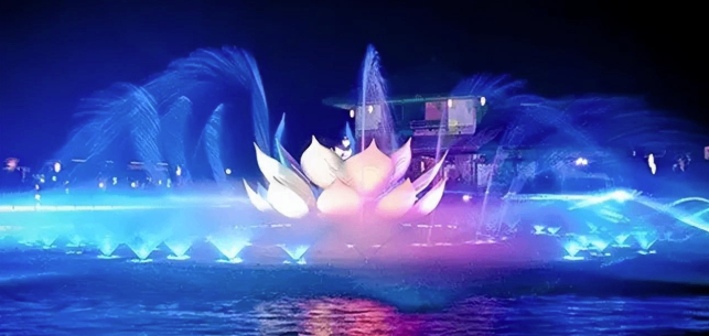 湖泊倒影魔法：水幕投影 + 全息光影，颠覆你对夜色的想象